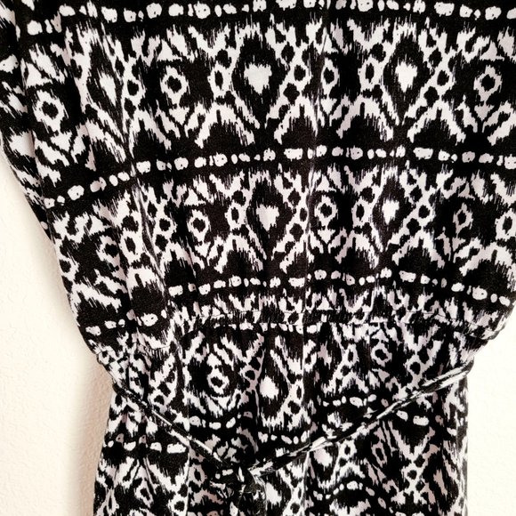 Wrapper Black and White Romper Geometric Pattern Sleeveless V Neck Matching Belt - Picture 9 of 16